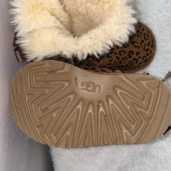 UGG Toddler Girls Bailey Leopard Boots. Gently used. Very clean size 6 - Picture 7 of 16